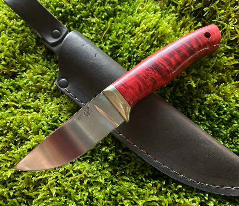 Veitsi "Eagles claw"- käsin taottu D2-teräsveitsi