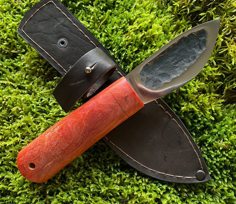 Metsästysveitsi - MINI YAKUT - käsintaottu D2-teräksestä valmistettu veitsi oikeakätisille