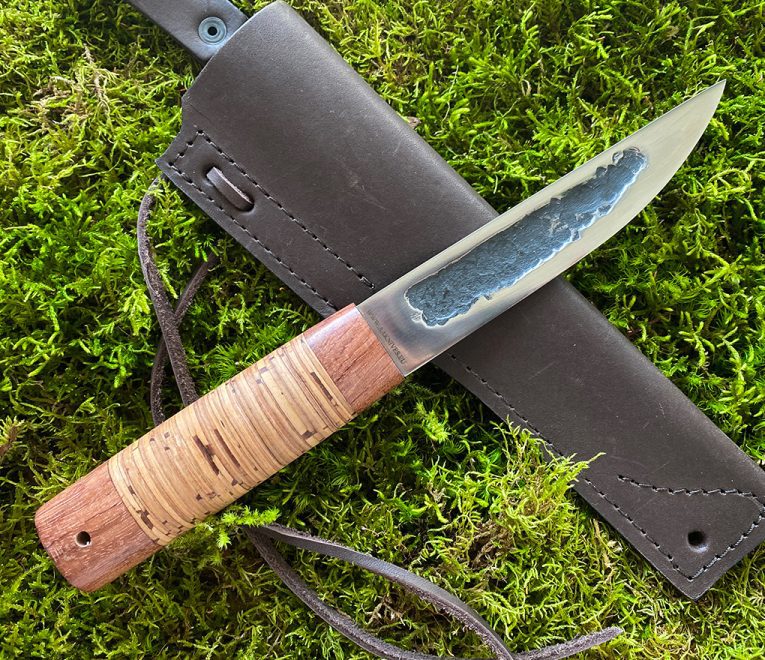 Metsästysveitsi - Jakut- Yakut- käsin taottu D2-teräksestä valmistettu oikean käden veitsi