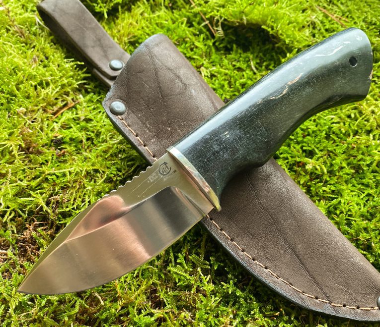 Veitsi "POLECAT" - käsintaottu D2-teräsveitsi