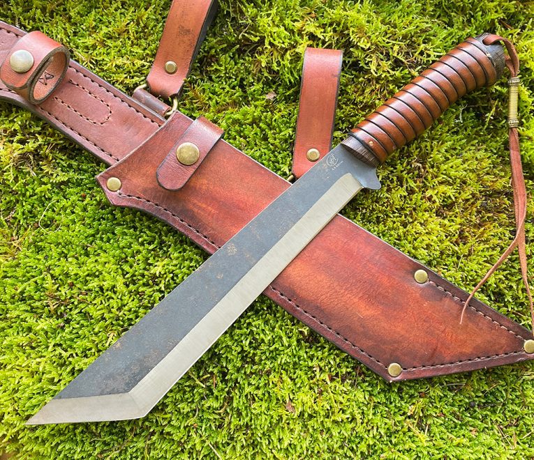 Muinainen latvialainen ase ja työkalu -"THREE-EDGED KNIFE"