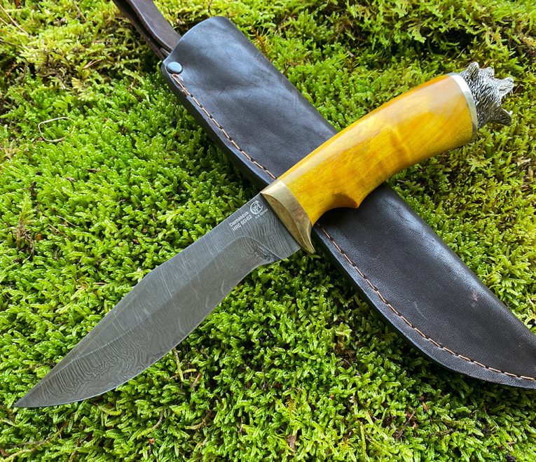Kniv ''GRIZZLY'' - Damaskusstål, (700-800 skikt), stabiliserat handtag av karelsk björk