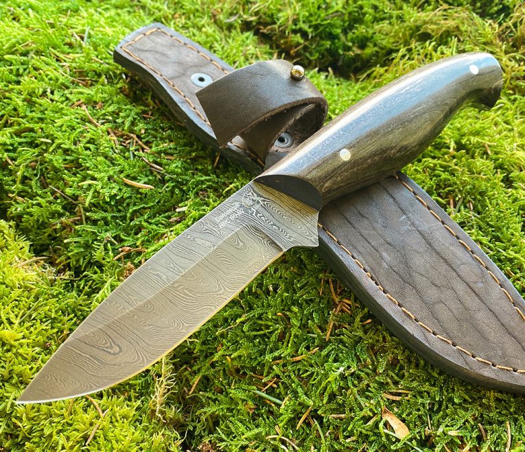 Veitsi ''LIGHTNING'' - käsintaottu Damaskoksen teräs