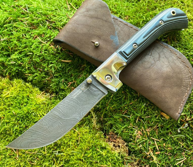 Taittuva uzbekistanilainen veitsi, taottu Damaskoksen teräksestä